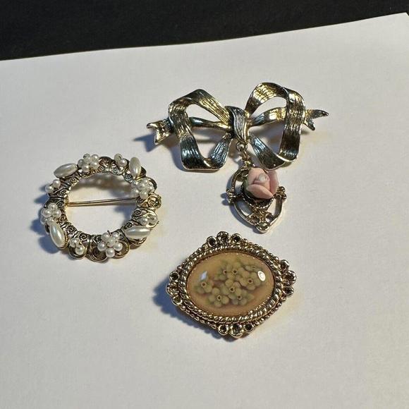 Jewelry - Lot Of 3 Gold Tone Flower Designs Brooch Pins 1 Signed CAMCO